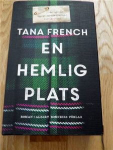 tana french en hemlig plats
