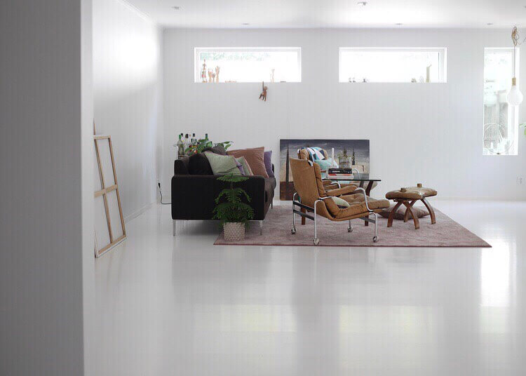 Här ser man klart och tydligt att det saknas en taklampa ovanför bordet!